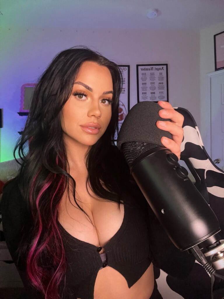 Photo of ShotsofSimone , creator on OnlyFans with exclusive content
